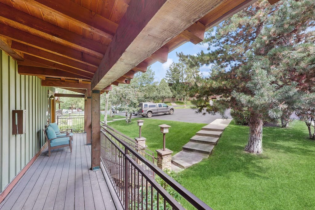 Lovely retreat north of town with private balcony & shared pool/hot tub