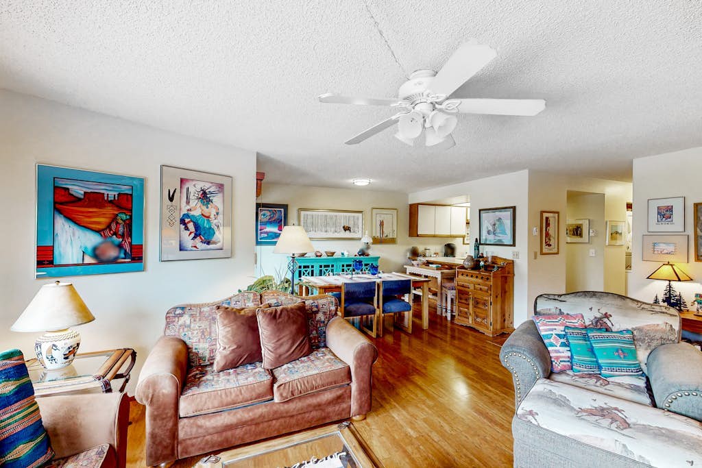 Comfortable condo with full kitchen, balcony, & washer/dryer