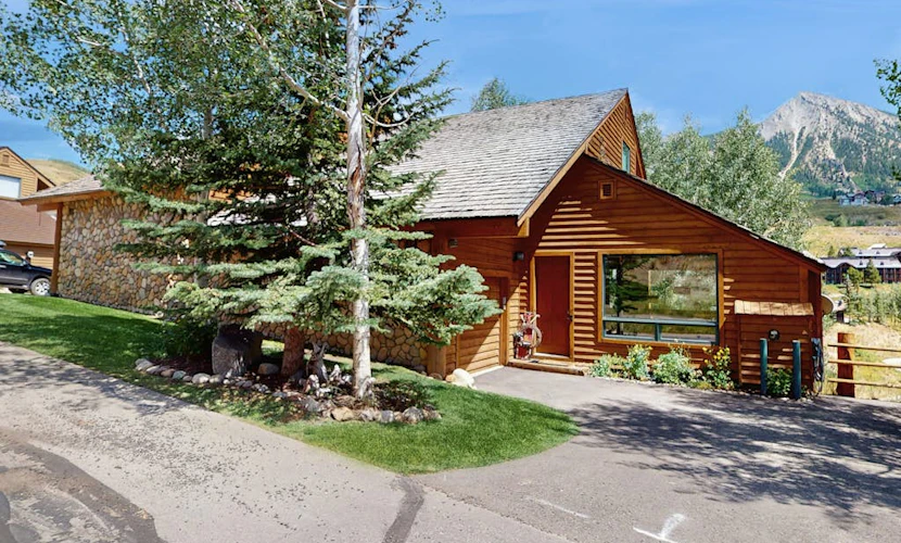 Cozy townhouse w/ full kitchen, great views, w/d & walk to slopes