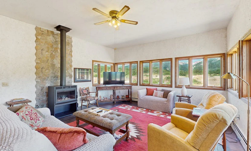Quiet home with stunning mountain views, pool table, WiFi, W/D & great location