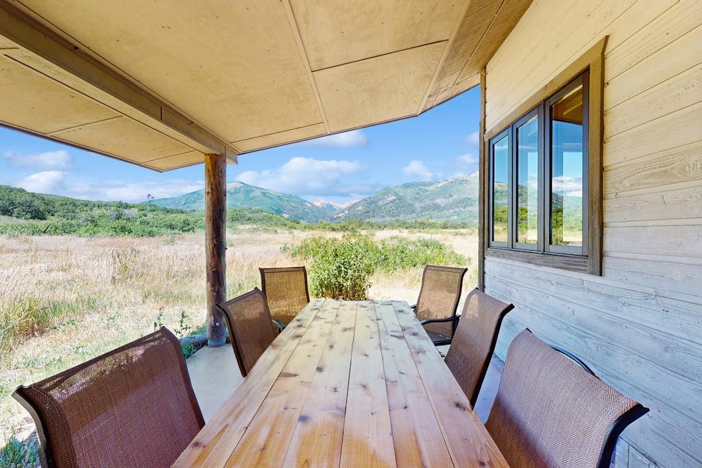 Quiet home with stunning mountain views, pool table, WiFi, W/D & great location