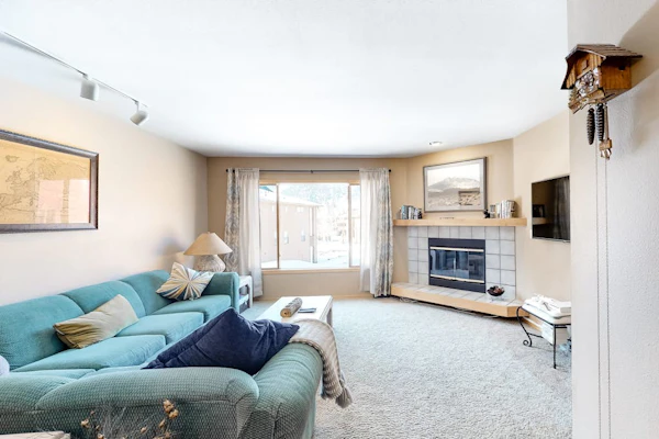 Mountain townhome with pools & hot tubs - near hiking & skiing