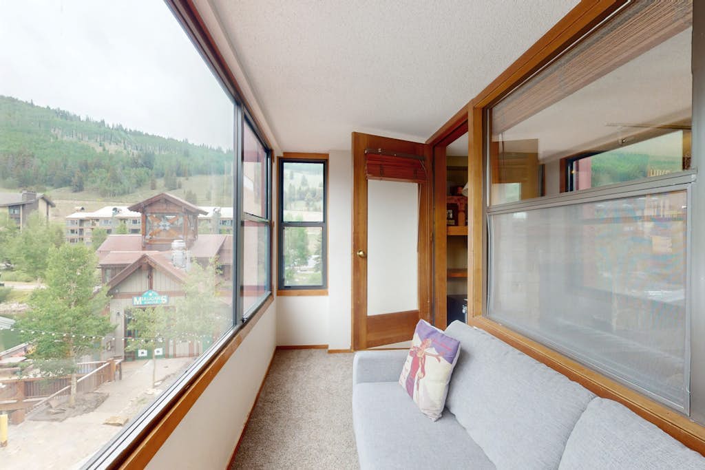 Perfect suite with private sunroom, full kitchen, & hot tub - walk to lift