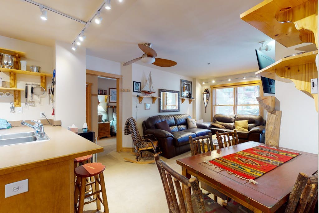 First-Floor Getaway w/ a Free WiFi, a Shared Hot Tub & a Fitness Center