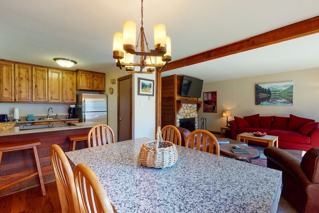 Mountainside Home w/ Free WiFi & a Full Kitchen plus a Shared Hot Tub