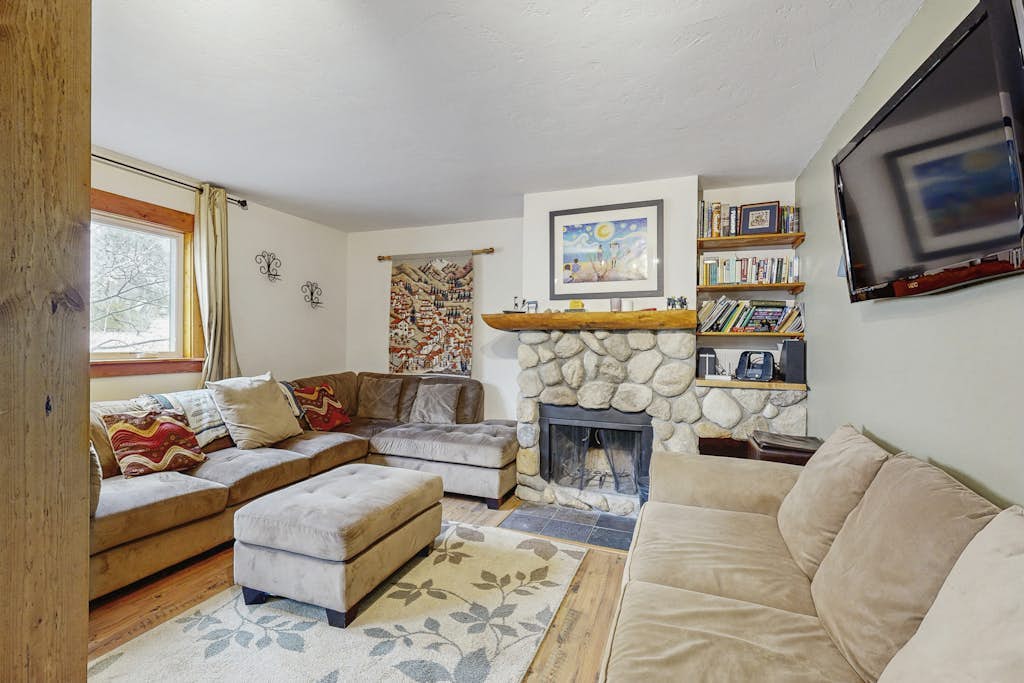 Cozy home w/ wood fireplace, near town - mountain views