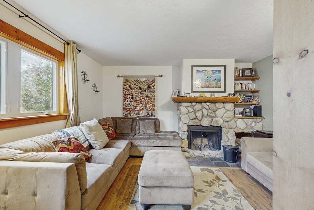Cozy home w/ wood fireplace, near town - mountain views