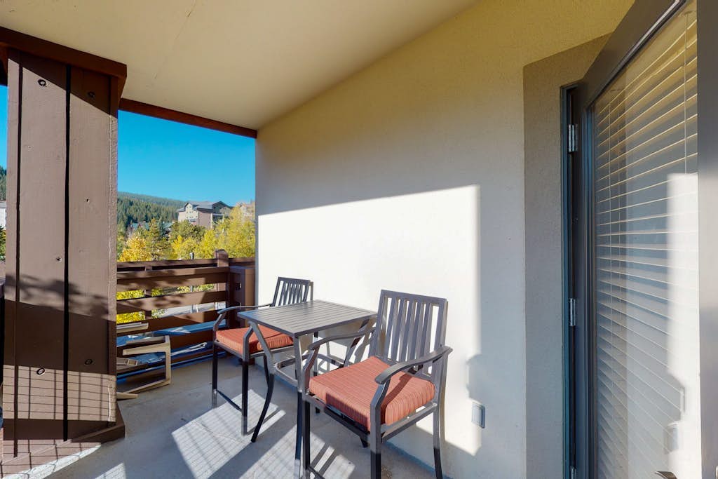 Lovely Two-Bedroom Condo in a Great Location w/ Shared Fitness Center & Hot Tub