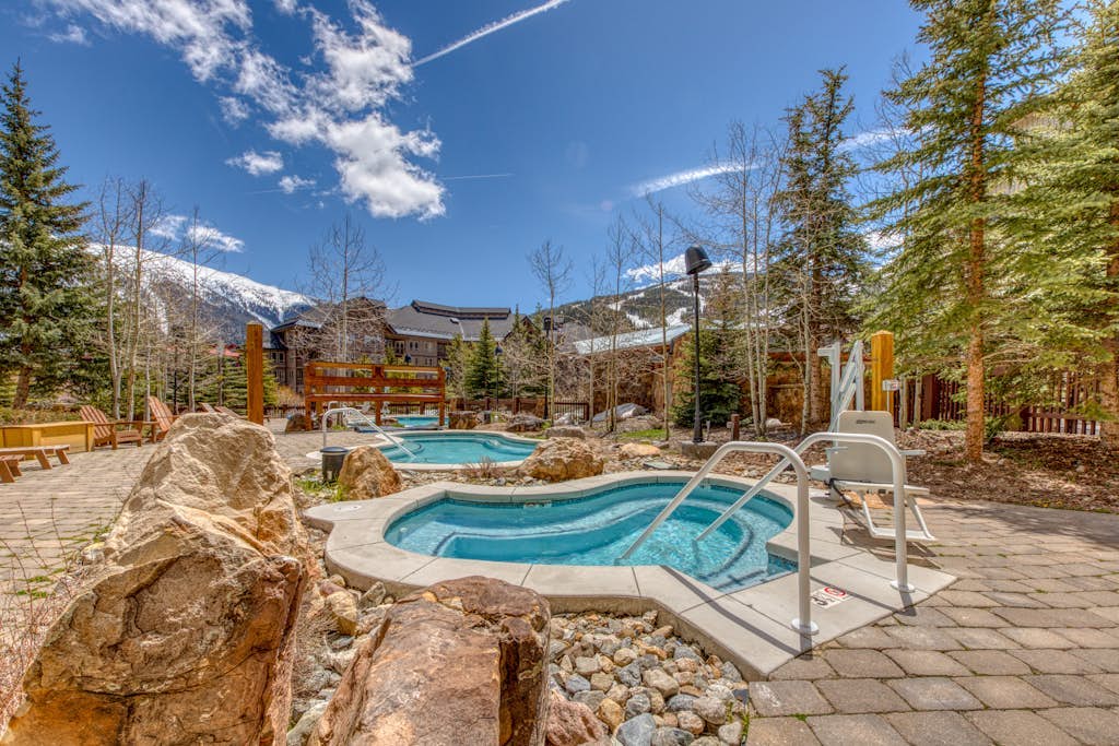 Lovely Two-Bedroom Condo in a Great Location w/ Shared Fitness Center & Hot Tub