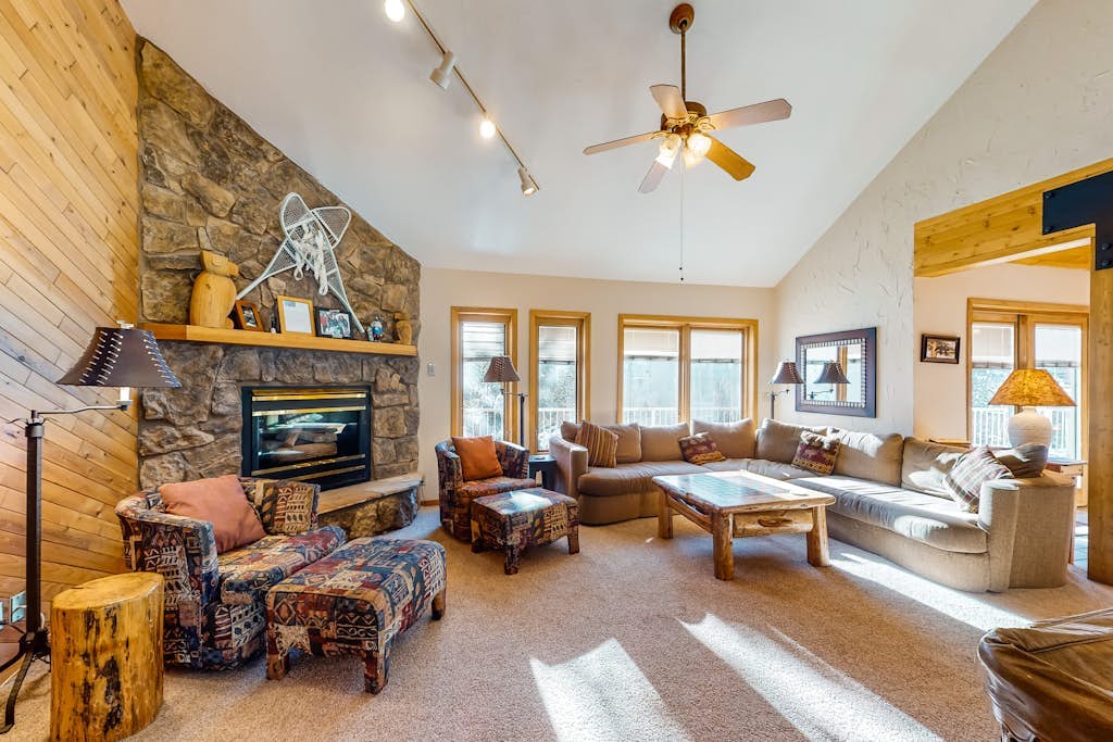 Ski-In Retreat w/ Ski Views, Private Hot Tub, 2 Fireplaces - Short Walk to Lifts
