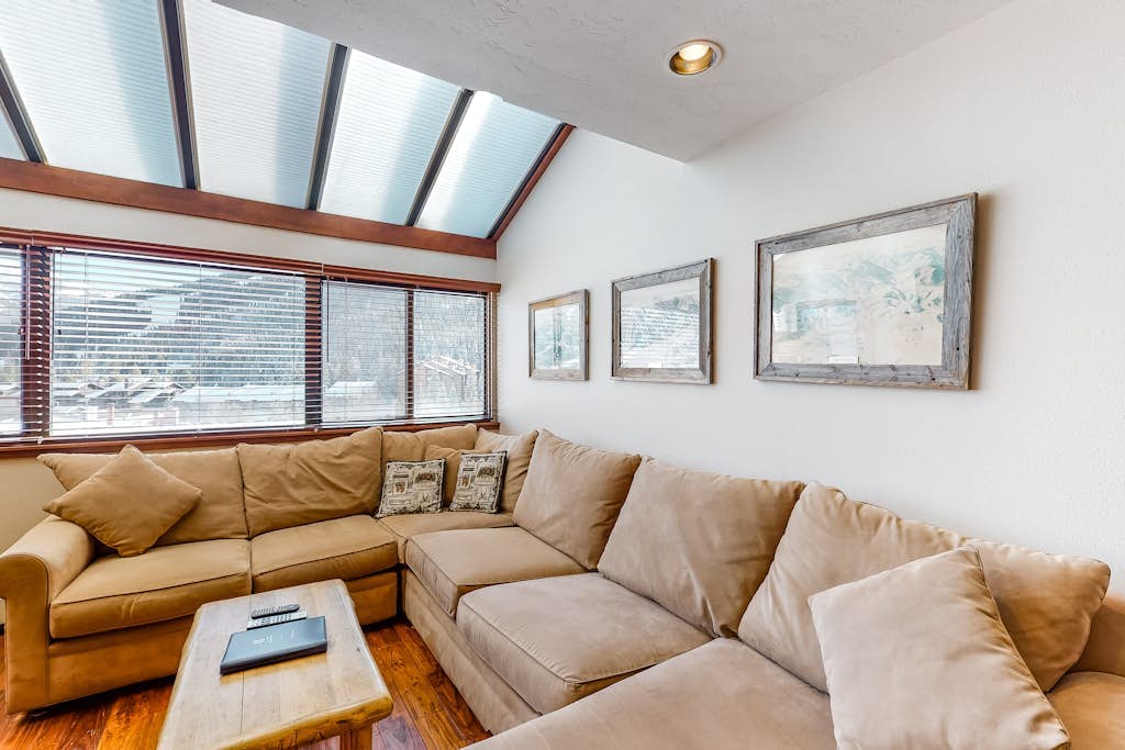 Amazing Condo Near the Slopes W/ Shared Hot Tub, Full Kitchen & Wood Fireplace