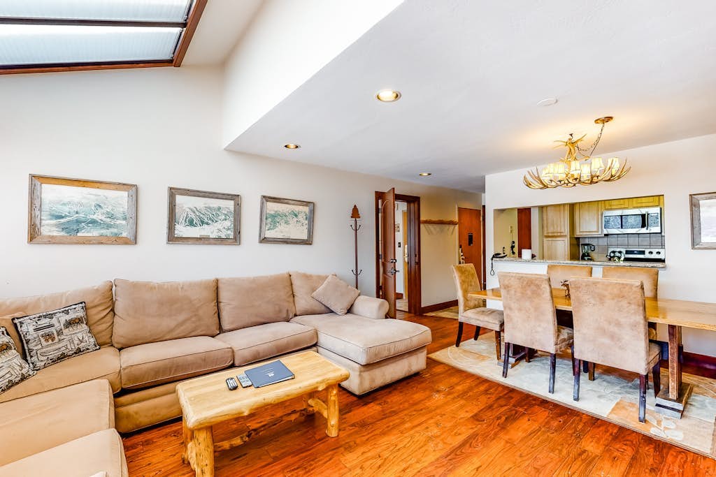Amazing Condo Near the Slopes W/ Shared Hot Tub, Full Kitchen & Wood Fireplace