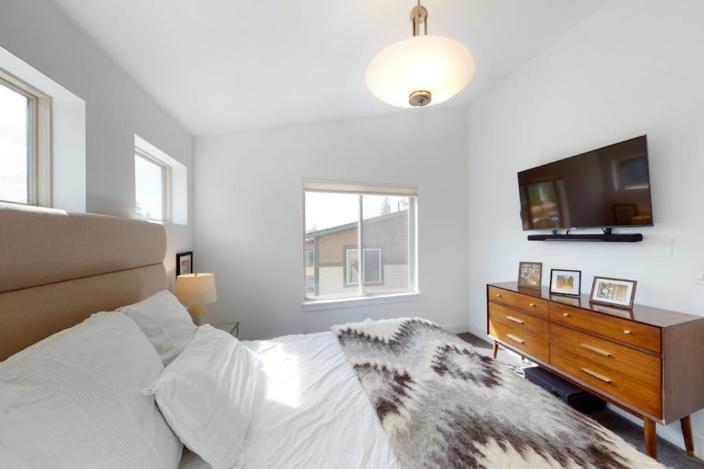Dog Friendly Townhouse w/Private Deck, Gas Grill