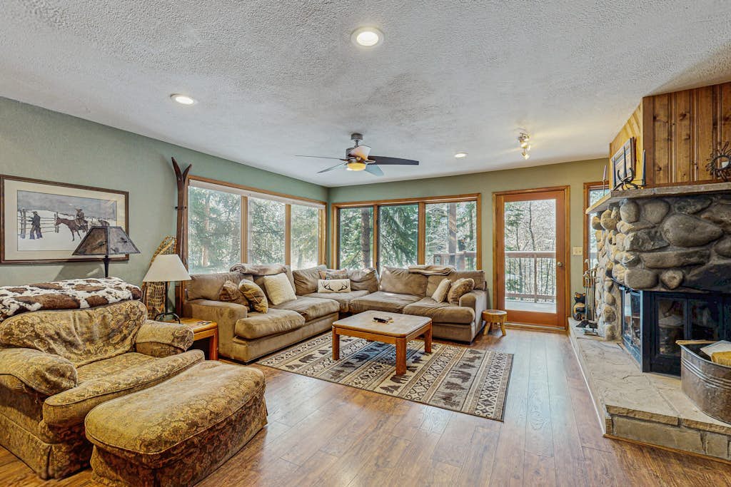 Cozy townhome with private sauna & amazing Mount Royal view