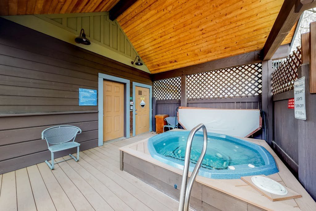 Ground-level condo w/ private balcony & shared hot tub - on bus route
