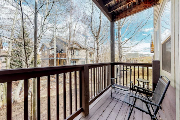 Ground-level condo w/ private balcony & shared hot tub - on bus route