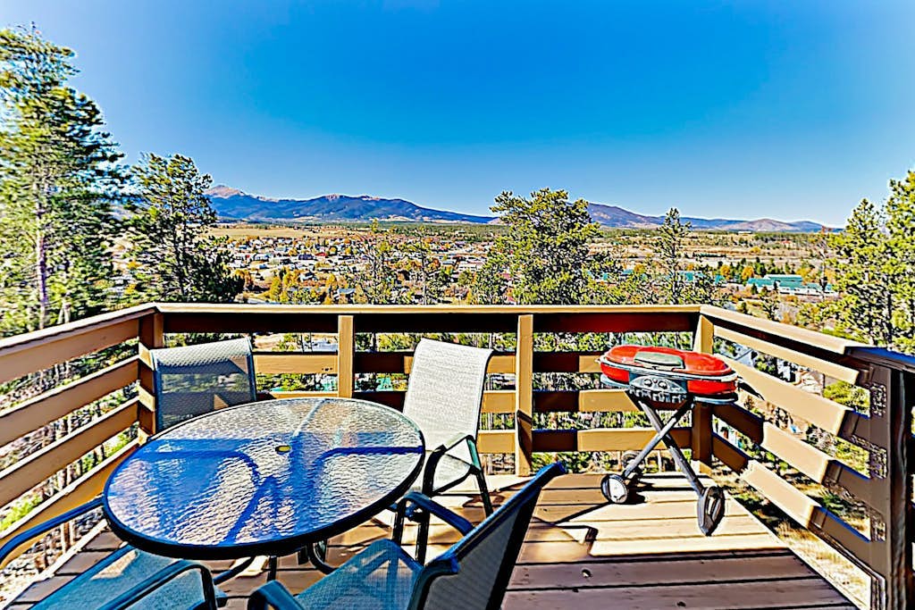 Dog-Friendly Mountain Townhouse w/Private Hot Tub & Deck - Free Shuttle to Lifts