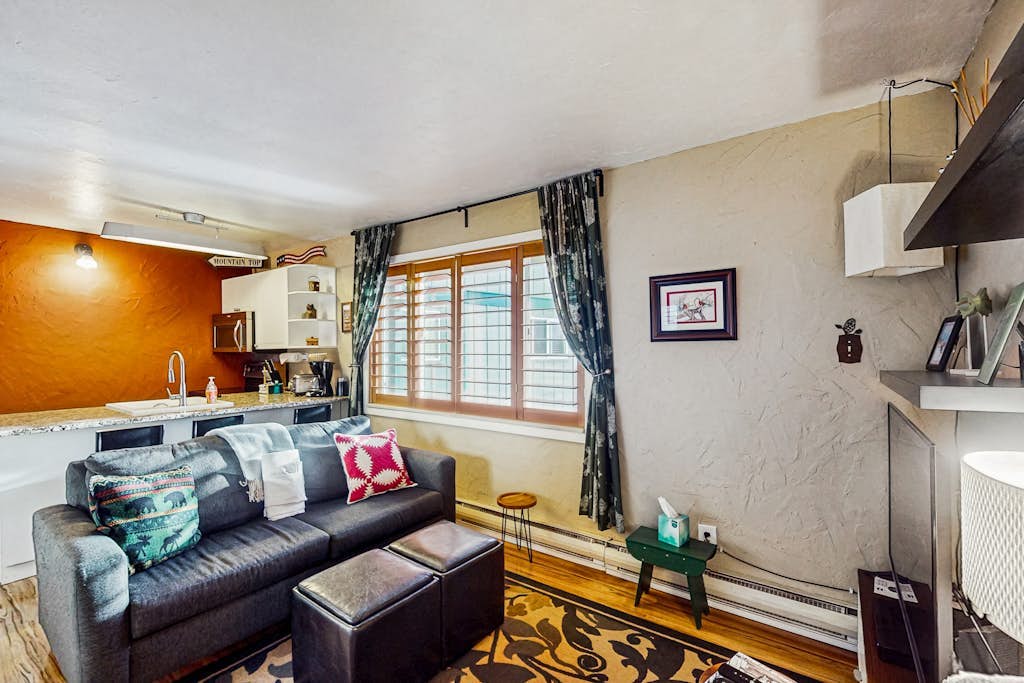 Inviting mountain-view condo with WiFi in great location near the slopes