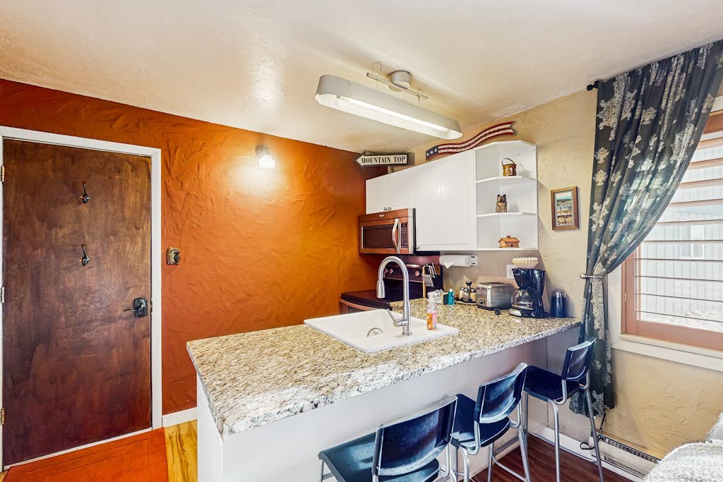 Inviting mountain-view condo with WiFi in great location near the slopes