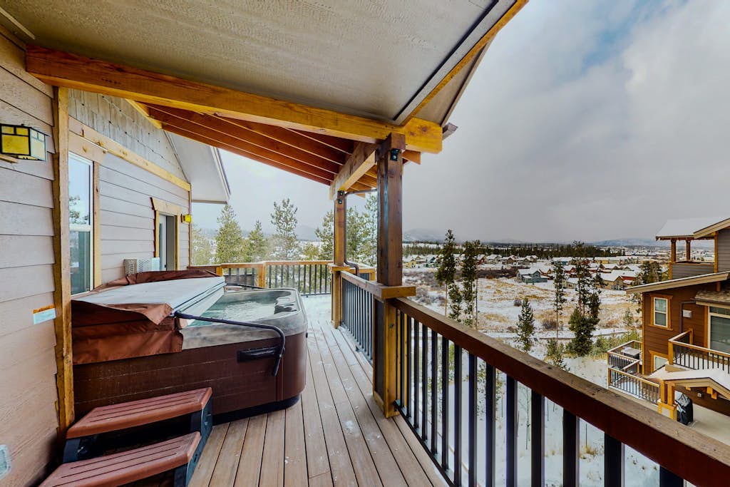 Top-floor condo with private hot tub, amazing mountain view & gas fireplace