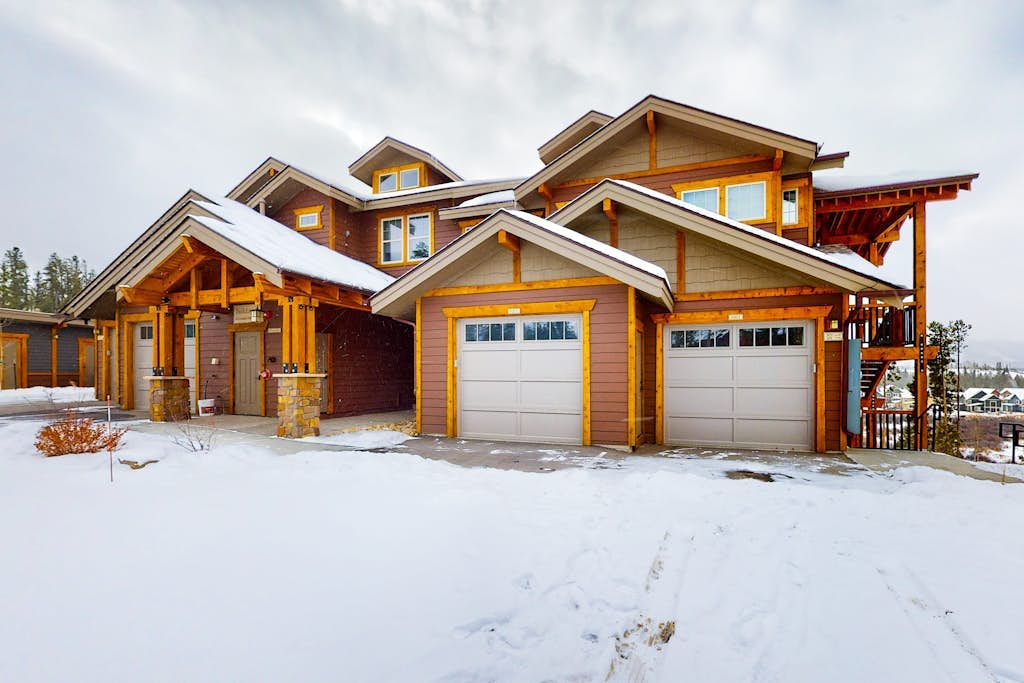 Top-floor condo with private hot tub, amazing mountain view & gas fireplace