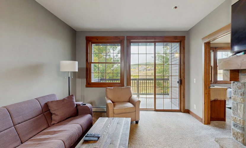 Family home w/private washer/dryer, free WiFi, shared hot tub, & gas fireplace