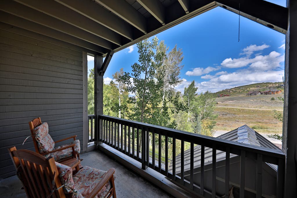 Family home w/private washer/dryer, free WiFi, shared hot tub, & gas fireplace