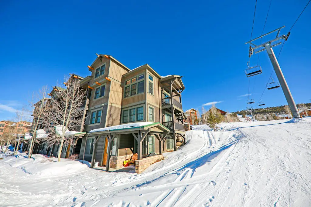 Kicking Horse Lodges 3-202