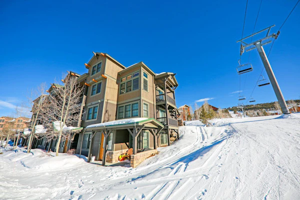 Family home w/private washer/dryer, free WiFi, shared hot tub, & gas fireplace