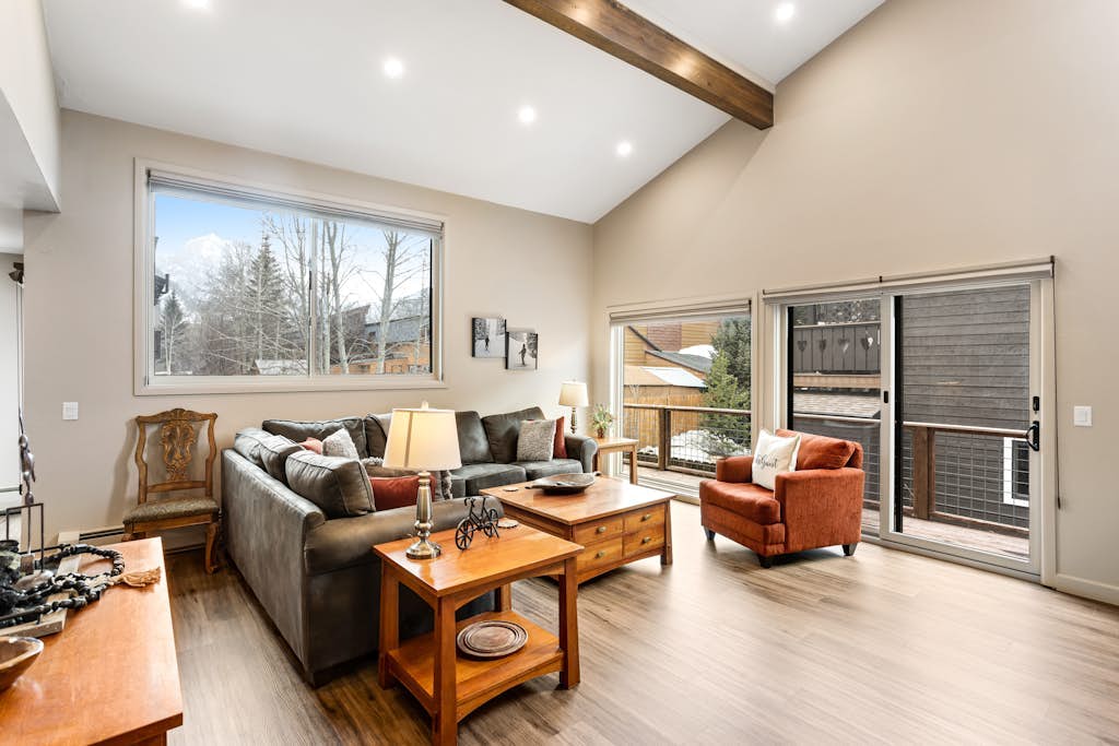 Group getaway with scenic mountain views & woodstove - near hike/ski/cycle