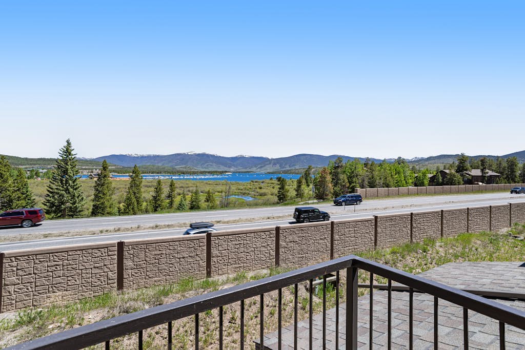 Mountain-view townhome with balcony, gas fireplace, WiFi, & W/D - great location