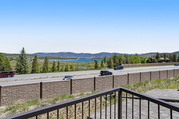 Mountain-view townhome with balcony, gas fireplace, WiFi, & W/D - great location