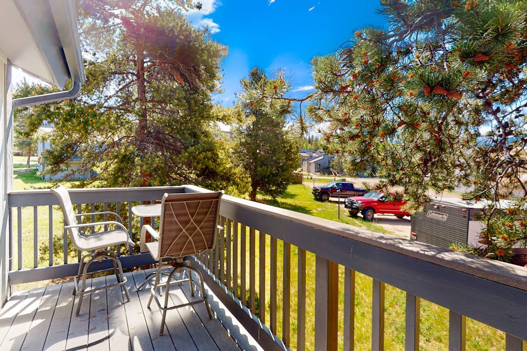 Spacious condo with loft, wood-burning fireplace & access to 2 hot tubs & pool