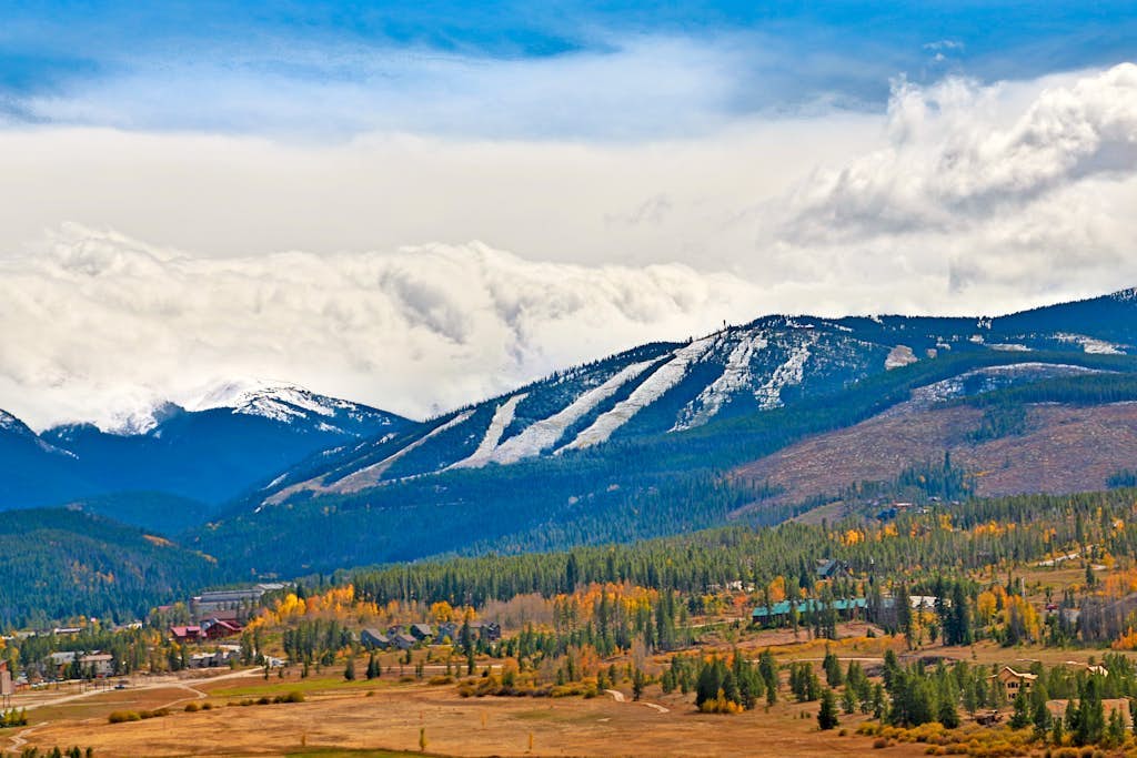 Spacious condo with loft, wood-burning fireplace & access to 2 hot tubs & pool