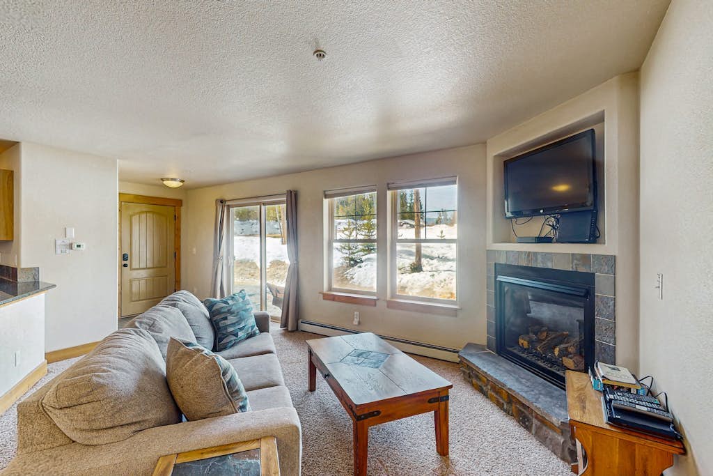 Convenient Mountain Condo w/Free WiFi, Mtn Views, Private Washer/Dryer, & Cable