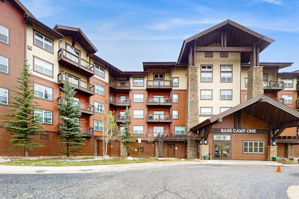 Lovely home in ski-in/ski-out complex with washer & dryer + shared pool/hot tub