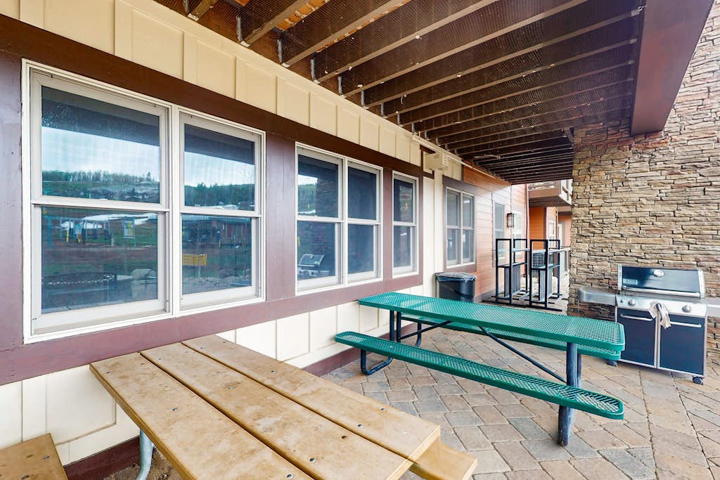 Lovely home in ski-in/ski-out complex with washer & dryer + shared pool/hot tub