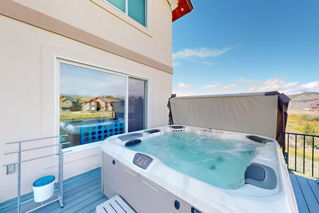 Gorgeous mountain home with deck, pool table, fast WiFi & fireplace - near town