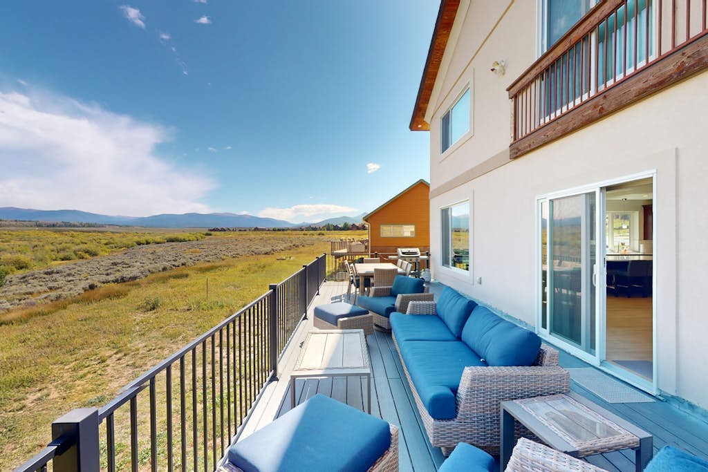 Gorgeous mountain home with deck, pool table, fast WiFi & fireplace - near town