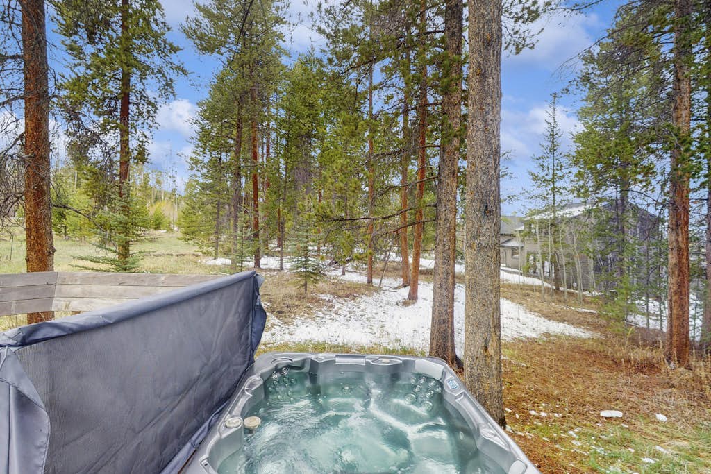 Lovely mountain home with a private hot tub, wood stove, & NEW washer/dryer