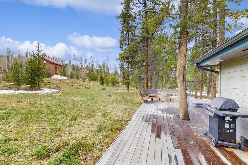 Lovely mountain home with a private hot tub, wood stove, & NEW washer/dryer