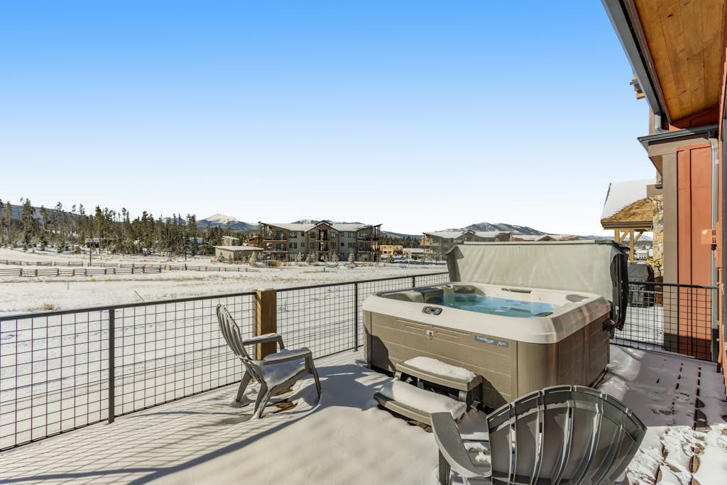 3-story townhouse with private hot tub, game room, fireplace, and mountain views