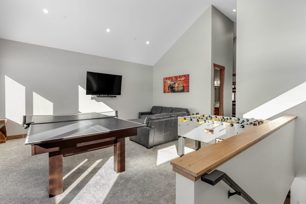 3-story townhouse with private hot tub, game room, fireplace, and mountain views