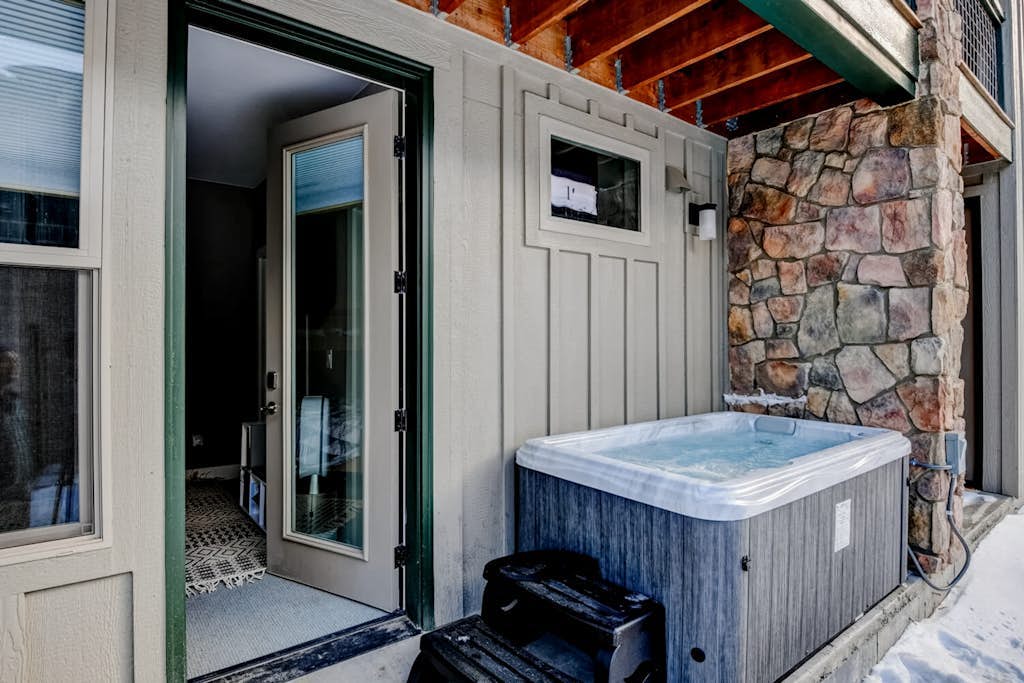Modern townhome w/ private hot tub, mountain views, outdoor space