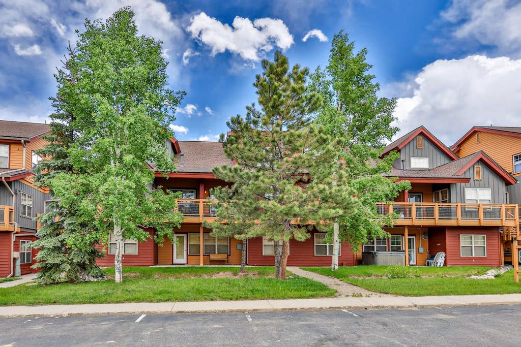 Comfortable mountain view condo with gas fireplace, W/D, & patio