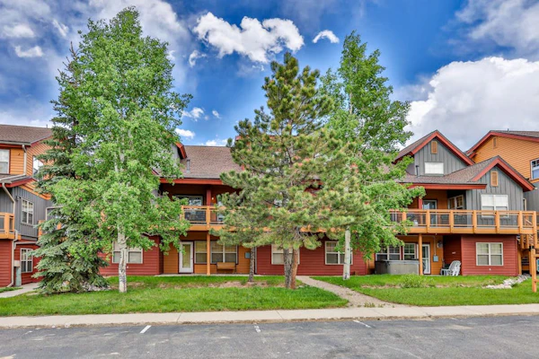 Comfortable mountain view condo with gas fireplace, W/D, & patio
