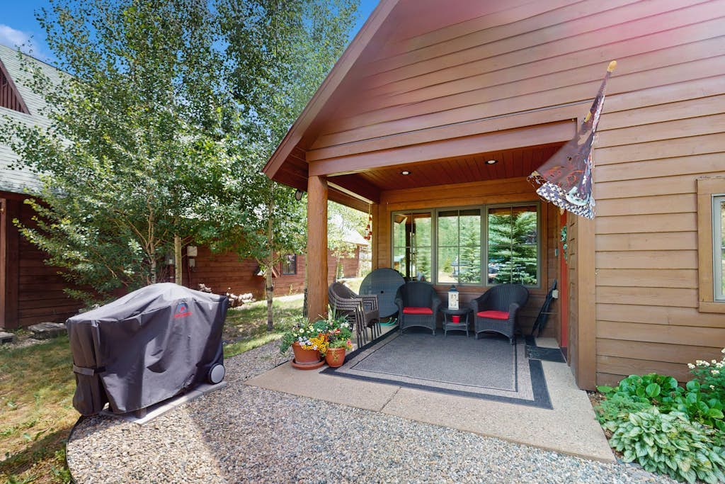 Dog-friendly downtown cabin with mountain views, patio, fireplace, & streaming
