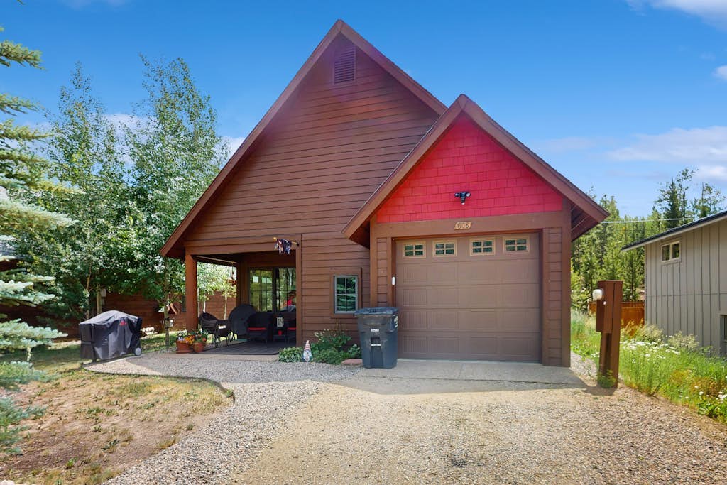 Dog-friendly downtown cabin with mountain views, patio, fireplace, & streaming