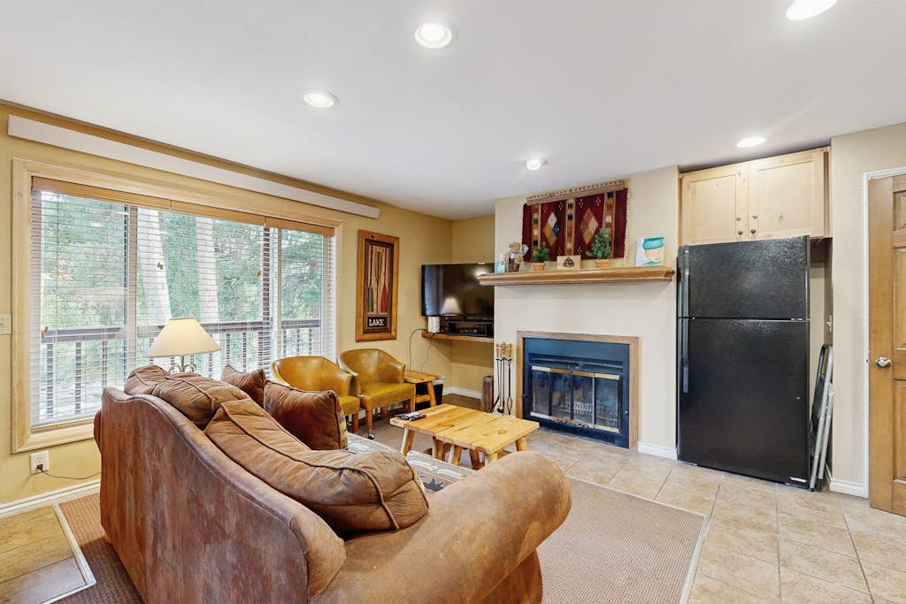 Riverfront retreat with a full kitchen, kitchenette, fireplace, & washer/dryer