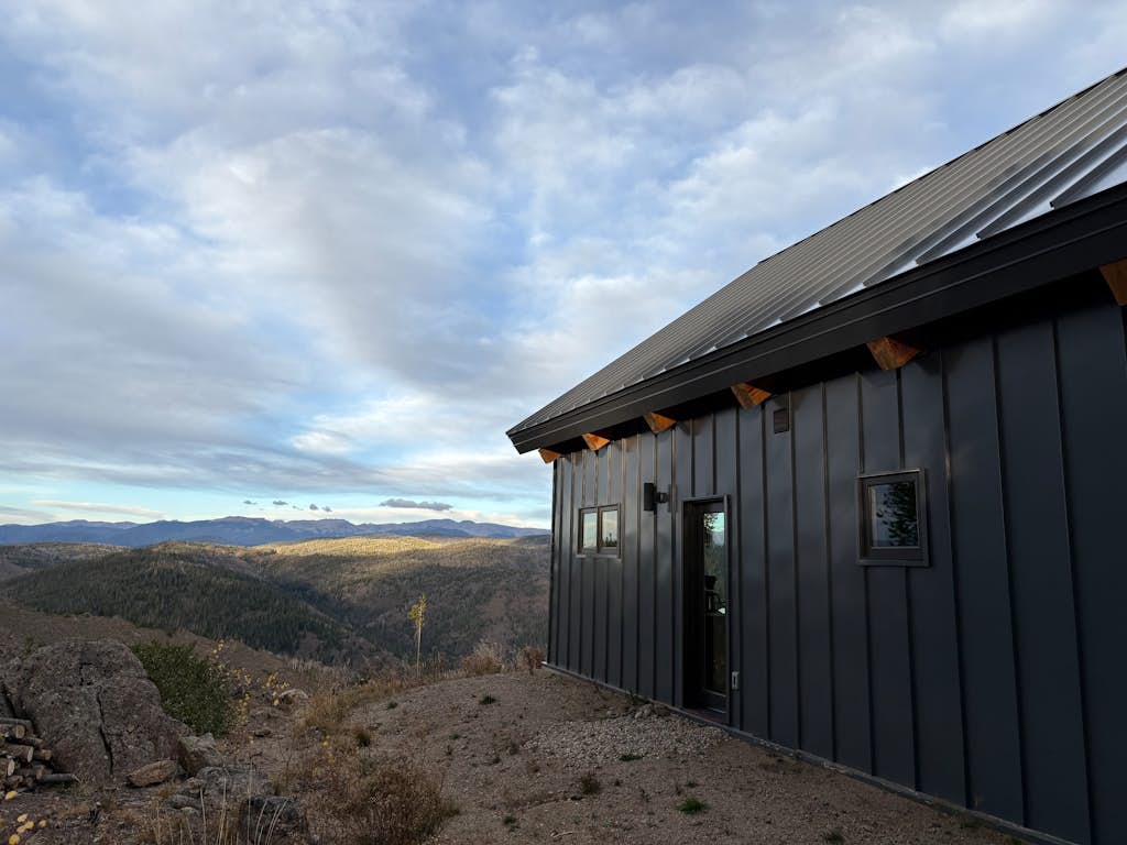 Modern off grid cabin with stocked kitchen & private mountain view- dog friendly